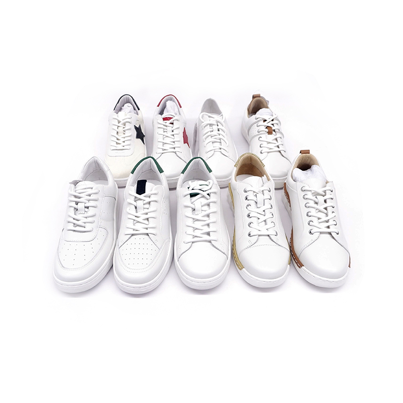 Piccole scarpe bianche alla moda